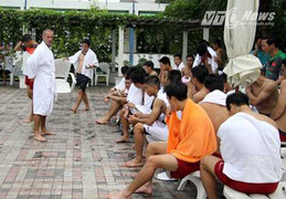 Thầy Giôm lệnh hai cầu thủ U19 Việt Nam đi viện