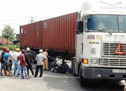 Xe container rẽ bất ngờ, một người chết thảm