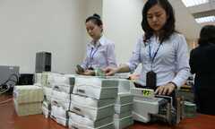Sếp bự ngân hàng nhận lương gấp trăm lần nhân viên 'quèn'