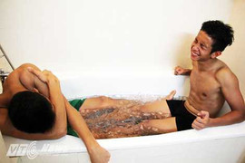 U19 Việt Nam gào thét trong bồn đá lạnh