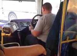 Clip: Nhấc rời vô-lăng khi xe buýt đang chạy