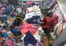 Phụ nữ xinh đẹp 3 lần trộm đồ, giấu dưới váy bị camera ghi lại