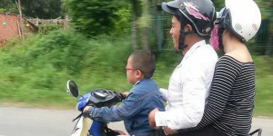 Bé 5 tuổi chở 2 người lớn phóng xe như bay gây sốc