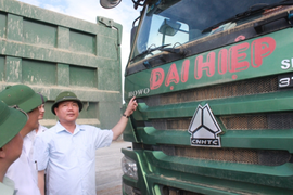 Bộ trưởng Thăng chỉ đạo từ xa bắt xe chở gỗ 'khủng'