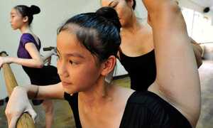 Khám phá nữ sinh trường múa khổ luyện