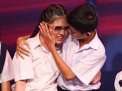 Cô bé khiếm thị oà khóc vì bị loại tại The Voice Kids