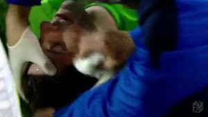 Thủ môn bị ném đá vỡ đầu ngay trên sân