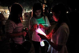 Nở rộ trò chơi phát sáng không nguồn gốc, giá 'bèo'