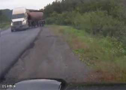 Clip: Ôtô tự lao vào bụi rậm tránh xe bồn mất lái