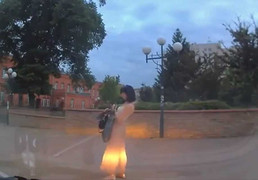 Phì cười clip thiếu nữ say rượu đi chợ