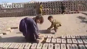 Xót xa cảnh trẻ em đi đóng gạch để mưu sinh