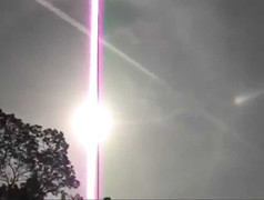 Những tia sáng kì lạ như thanh kiếm xuyên thủng bầu trời