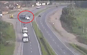 Clip: Xe tải đột ngột rẽ ngang, môtô bị đâm nát