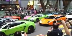 Hàng chục siêu xe Lamborghini náo loạn đường phố