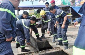 Quặn lòng cảnh đào bới cống tìm bé 9 tuổi mất tích