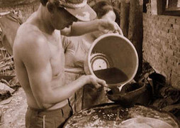 Rùng mình cảnh làm hàng trăm tấn dầu ăn bẩn từ chất thải nhà bếp, dầu nhờn