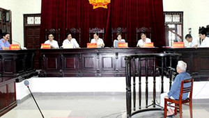 Ghen tuông, cụ già sát hại bạn đời bằng 43 nhát dao