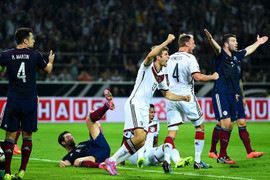 Muller lập cú đúp, Đức nghẹt thở vượt qua Scotland