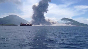 Video: Núi lửa phun trào dữ dội giữa đại dương