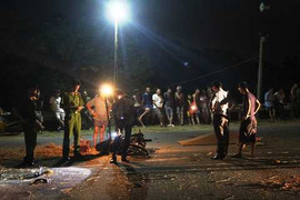 Xe máy đối đầu trong đêm, 3 người thương vong