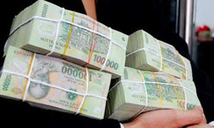 Đủ chiêu ‘đẩy’ tiền, ngân hàng vẫn ế