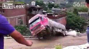 Kinh hoàng cảnh xe bồn ngã lộn nhào khi leo lên dốc