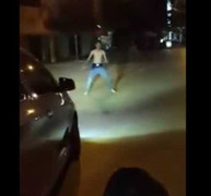 Chết khiếp thanh niên 'ngáo đá' lao ra đường chặn ôtô