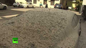 Đen đủi, xế sang Bentley bị phủ đầy bê tông tươi