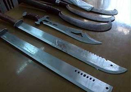 Trốn khỏi đồn công an, vác mã tấu trấn lột người đi đường