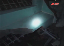 Clip: Công nhân bị khối bê tông hàng chục tấn đè chết