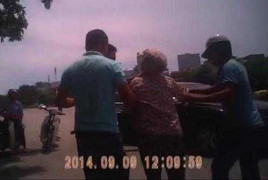 Video: Cảnh sát bắt phe vé ngay trước cửa VFF