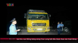 Clip: Xe quá tải táo tợn chèn ép xe thanh tra giao thông