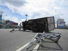 Xe tải lật ngửa trên cầu vượt thép