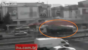 Xe bồn bật thùng làm sập cầu gây tai nạn kinh hoàng