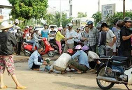 Lùi xe vô ý, cha cán chết con