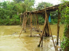 Clip: Người dân vùng rốn lũ đánh đu với số phận