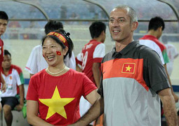 Thầy Giôm nghẹn ngào nói lời cảm ơn bằng tiếng Việt