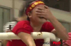 Clip: Fan nữ khóc ngất chạy theo Công Phượng