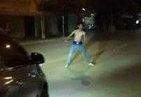 Clip: 'Ngáo đá' ra đường khua khoắng, chặn đầu xe ôtô