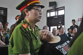 Bị cáo lao đầu vào tường tự sát, phiên toà náo loạn