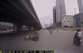 Video: Bị ngã xe mài mặt xuống đường vành đai 3 Hà Nội