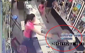 Clip: Màn cướp iPhone táo tợn trong cửa hàng