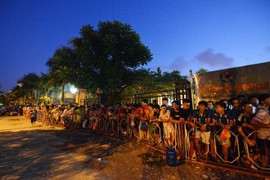 Clip: Người hâm mộ xếp hàng chờ mua vé chung kết U19