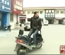 'Quái xế' Trung Quốc quay ngược người lái xe máy