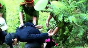 Vây bắt kẻ giết bạn gái, ra yêu sách với công an