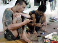 Vô tư lướt facebook trong tù: Những góc khuất đời sống phạm nhân