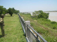 Thi thể nam giới bị vứt bên bờ sông Lam