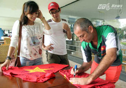 Fan ùn ùn đến khách sạn, U19 Việt Nam ký tặng mỏi tay