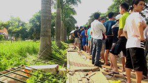 Video: Không mua được vé, cổ động viên phá trụ sở VFF