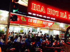 Quán cà phê, bia vỉa hè nghẹt người giờ U19 Việt Nam xung trận